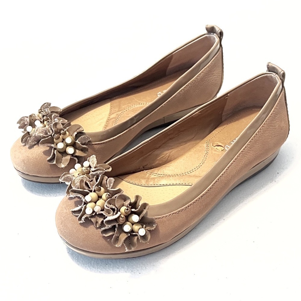 Michelle D leather floral slip on cushioned shoes flats brown tan beaded 7.5M - Picture 2 of 9